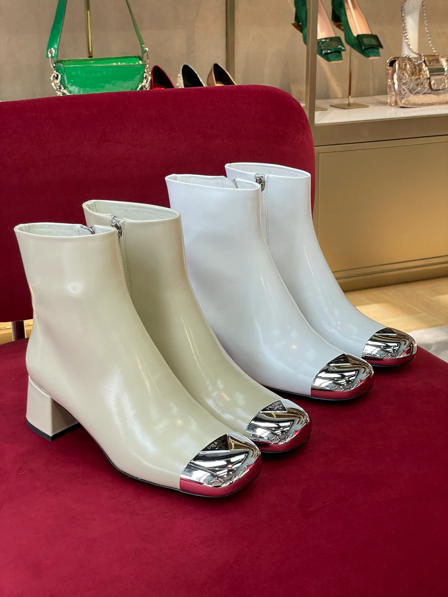 Новинка сезона осень/зима 2022 от Prada - Металлизированные ботильоны с круглым носком - 1