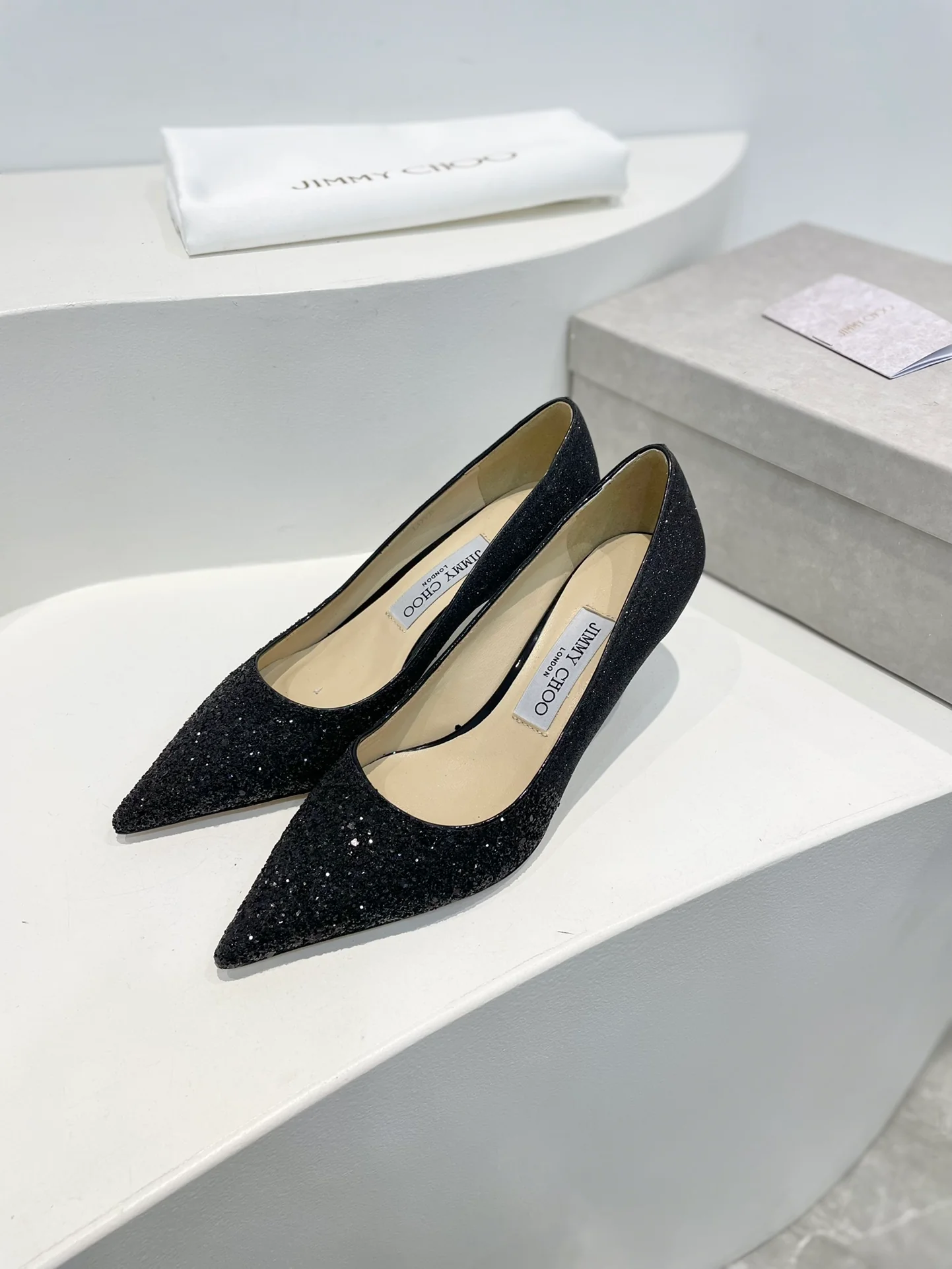 Туфли-лодочки Jimmy с острым носком на шпильке - черные