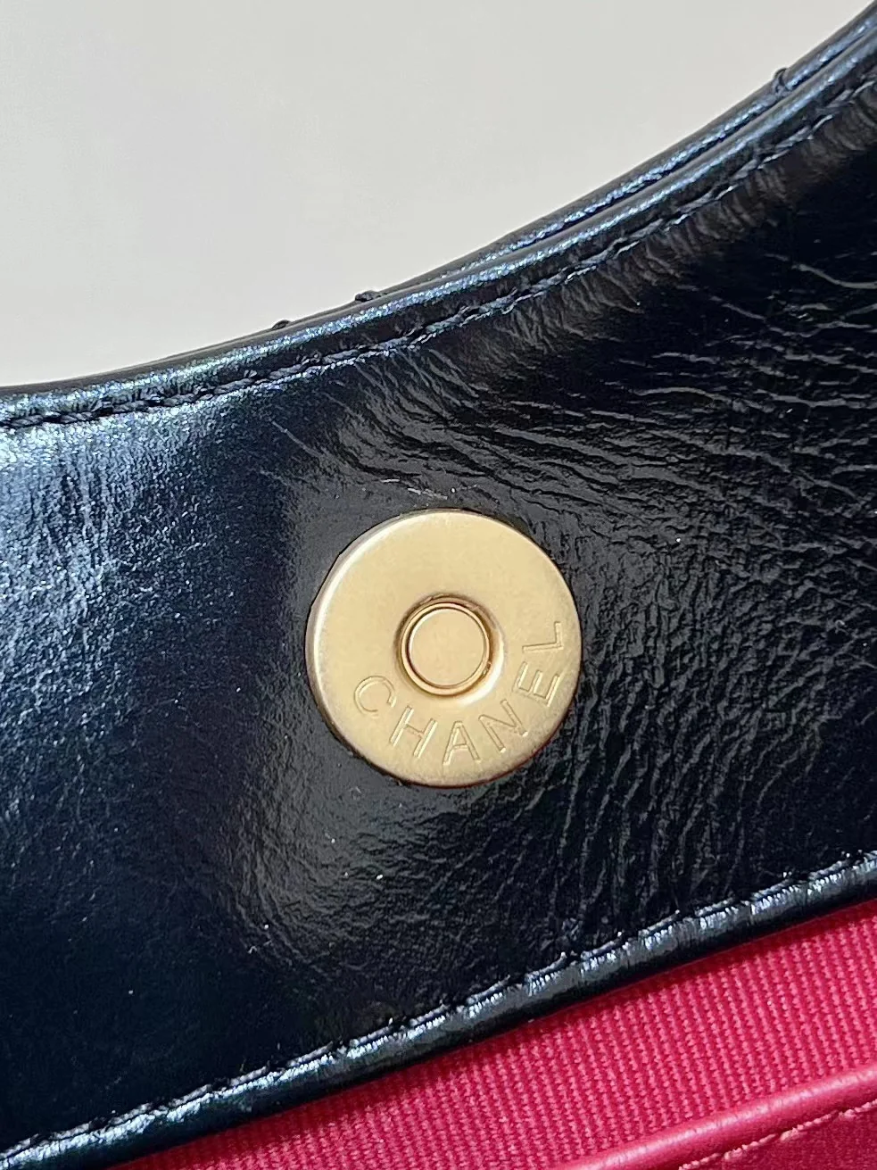 Сумка-хобо Chanel 23c из коллекции ?Ранняя весна? — черная кожа, обработанная маслом.