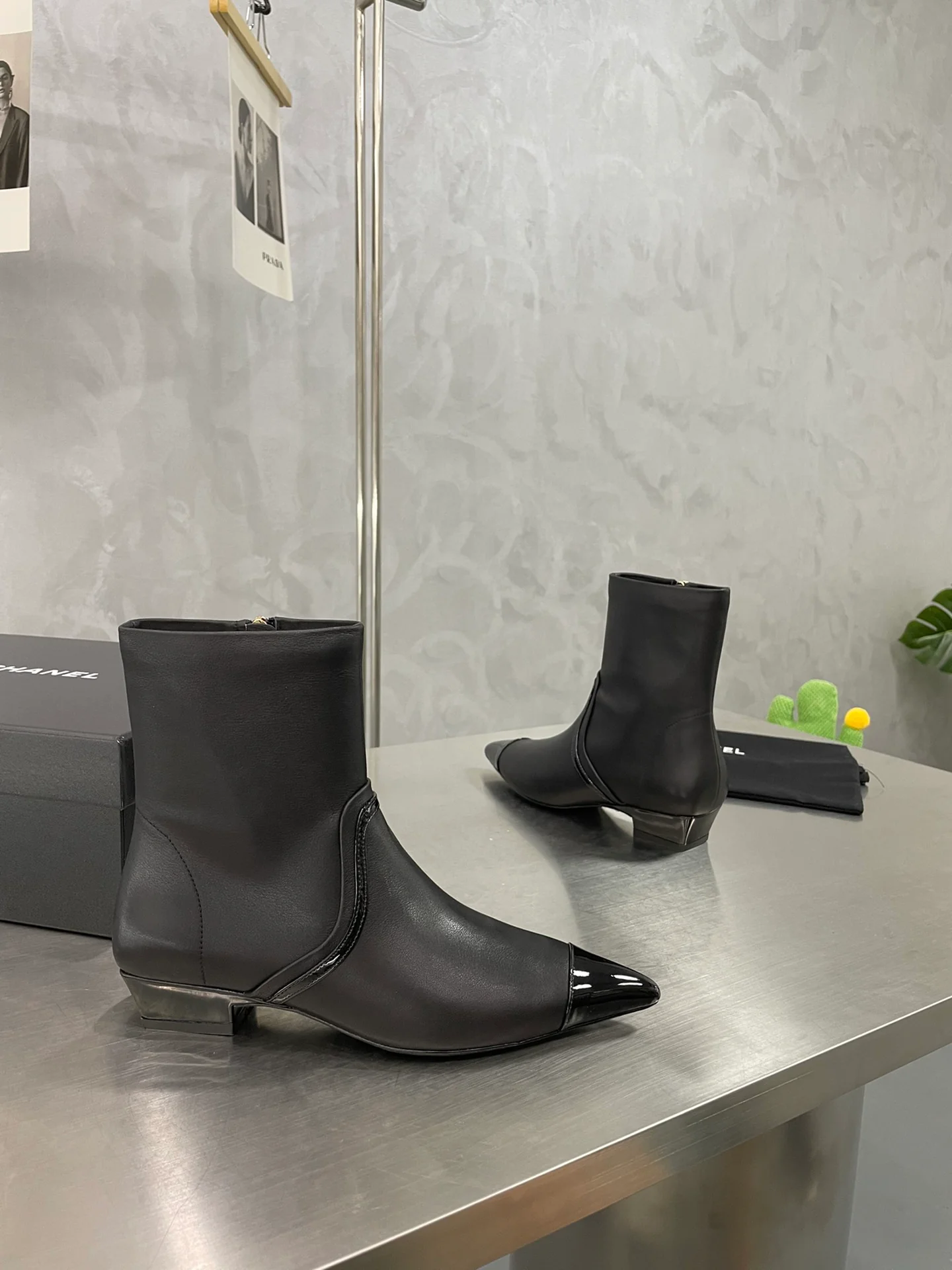 Chanel - Сапоги через плечо