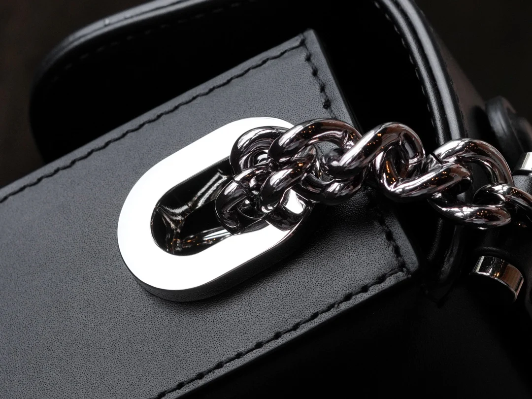 Миниатюрная сумка Gucci Petite GG на цепочке - черная.