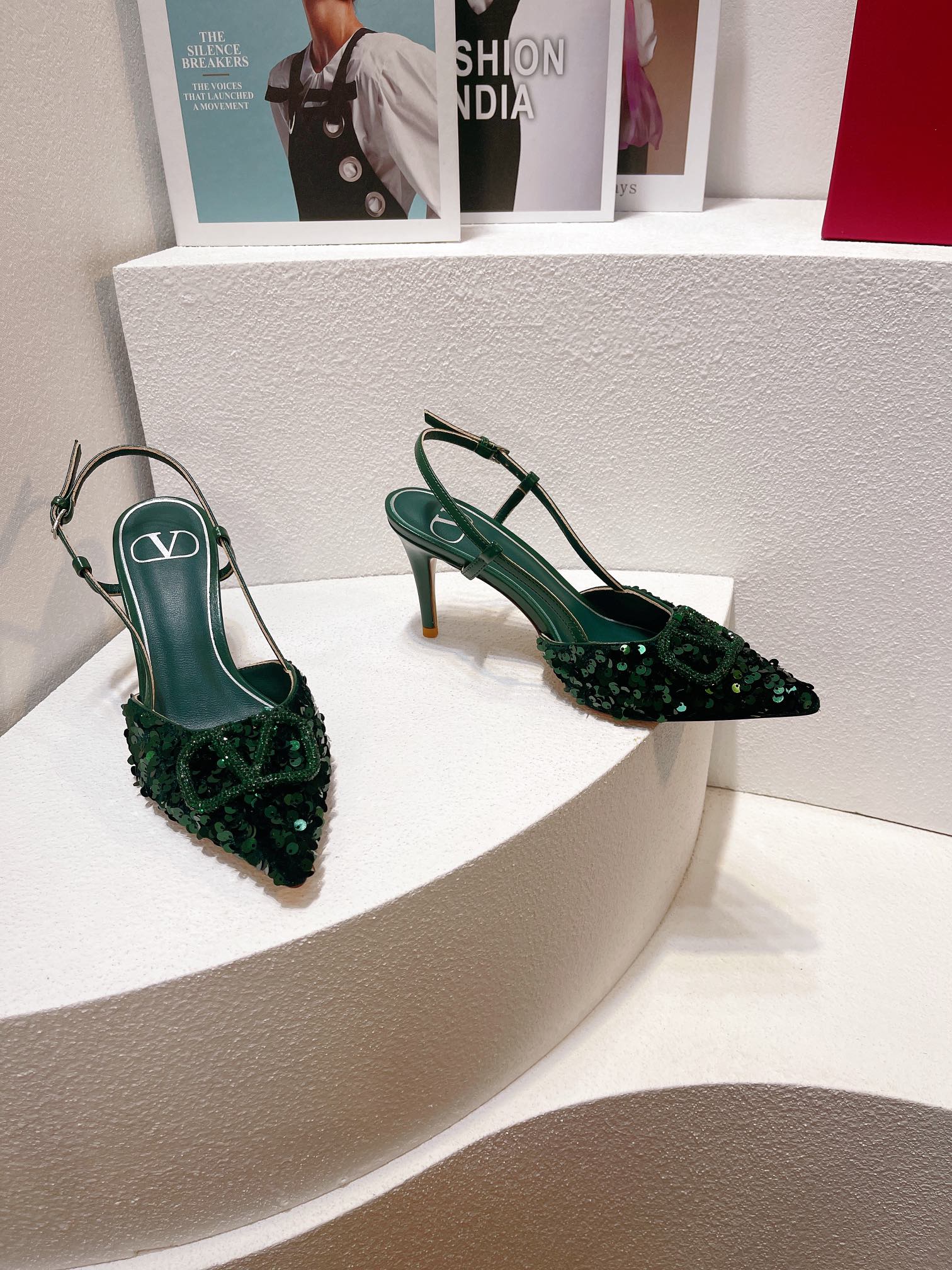 Новинка с официального сайта Valentino 2023 — Глянцевые босоножки на низком каблуке с острым носком — 8 см — Зеленые