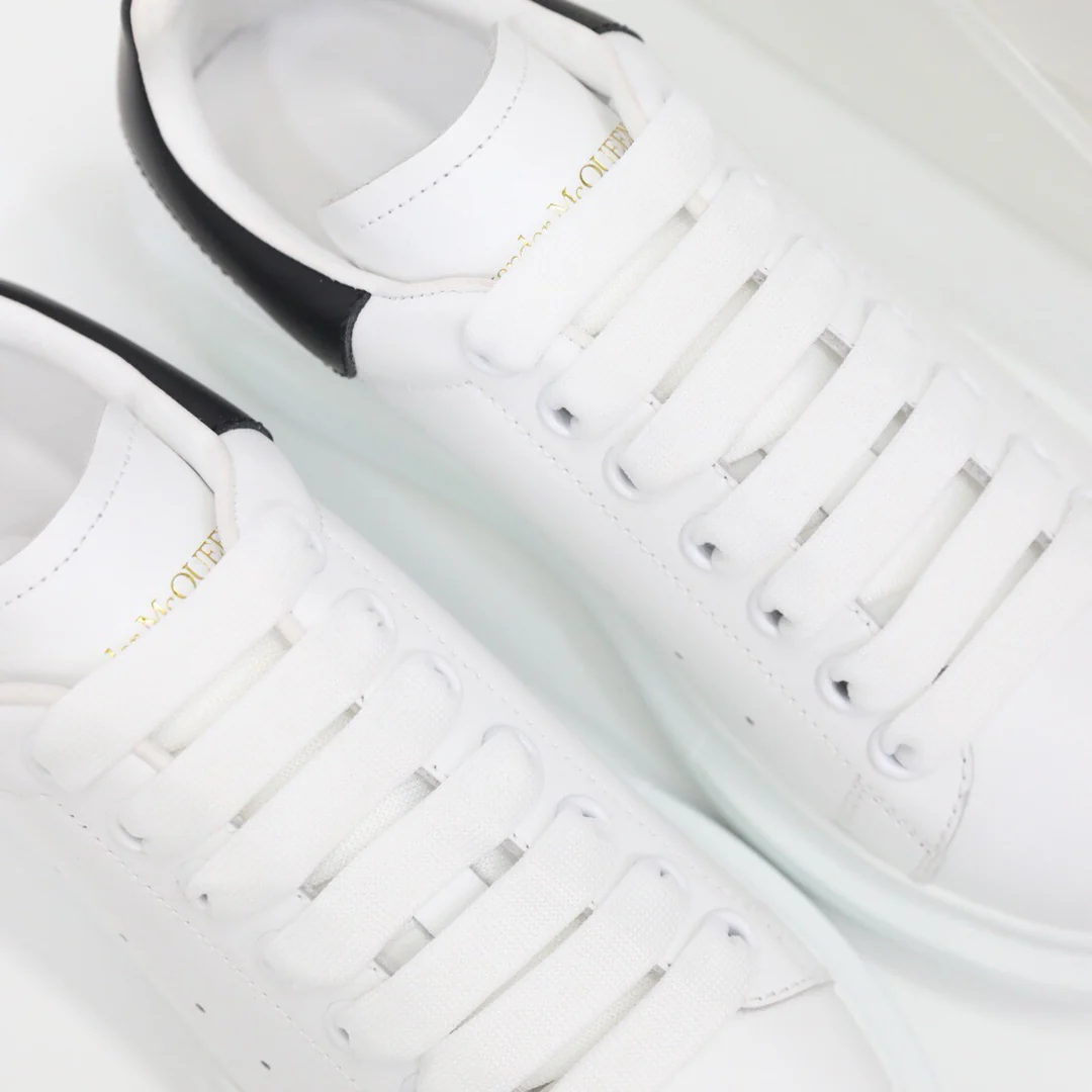 McQueen - Классические белые кроссовки - Черные