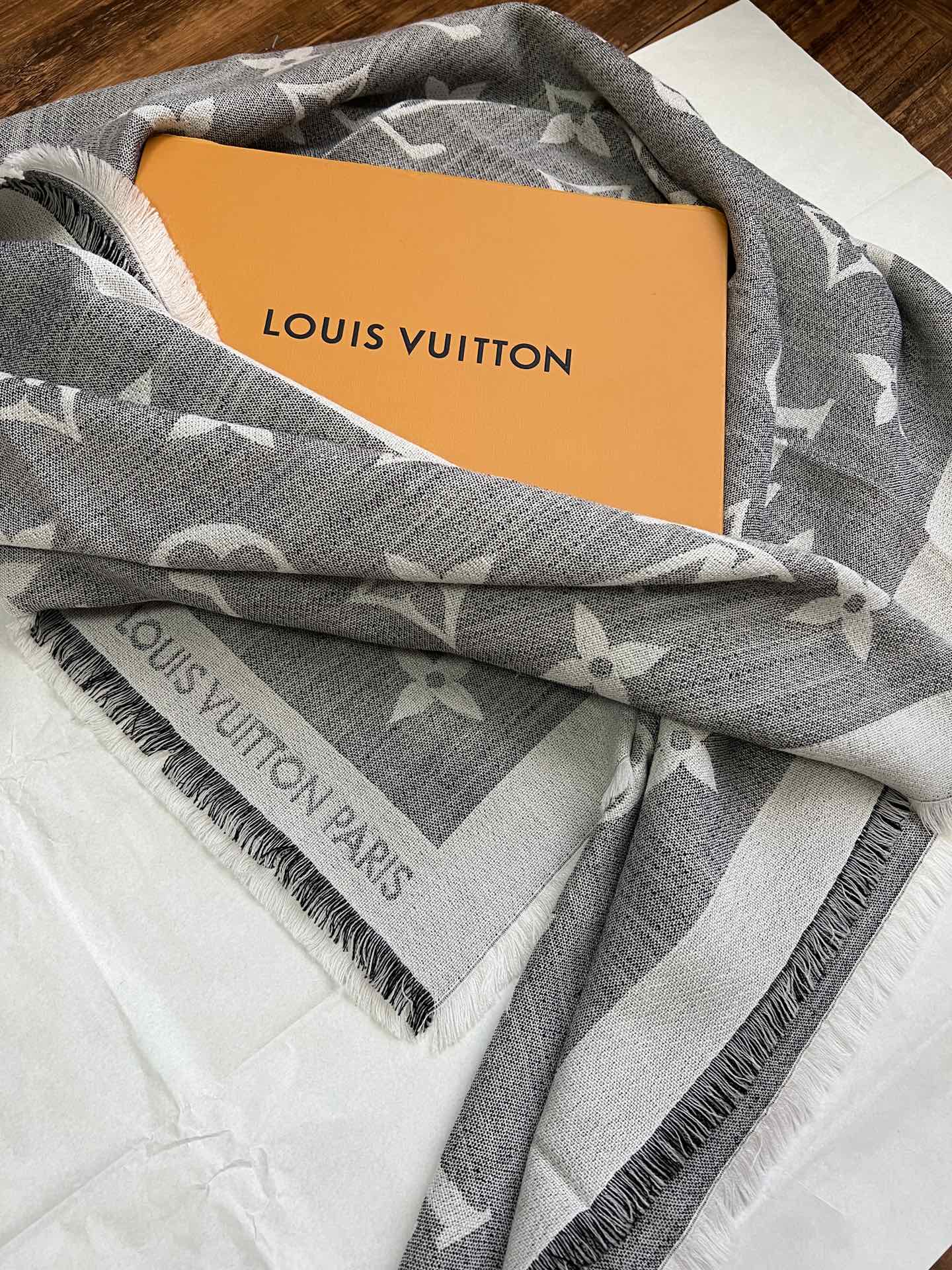 Шарф с монограммой LV - 140 см - 70 см - кашемир 30 см - шелк - серый