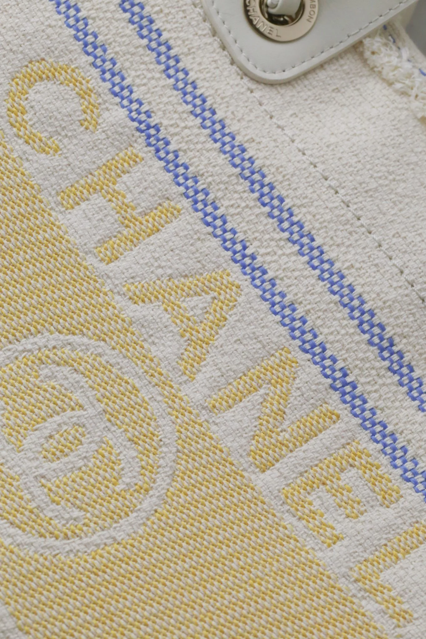 Пляжная сумка Chanel 25c, косметичка, ярко-желтая.