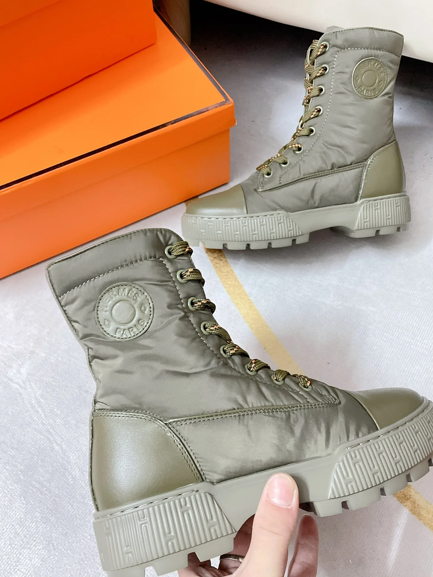 Новинка сезона осень/зима 2022 от Hermes — высокие кожаные сапоги.