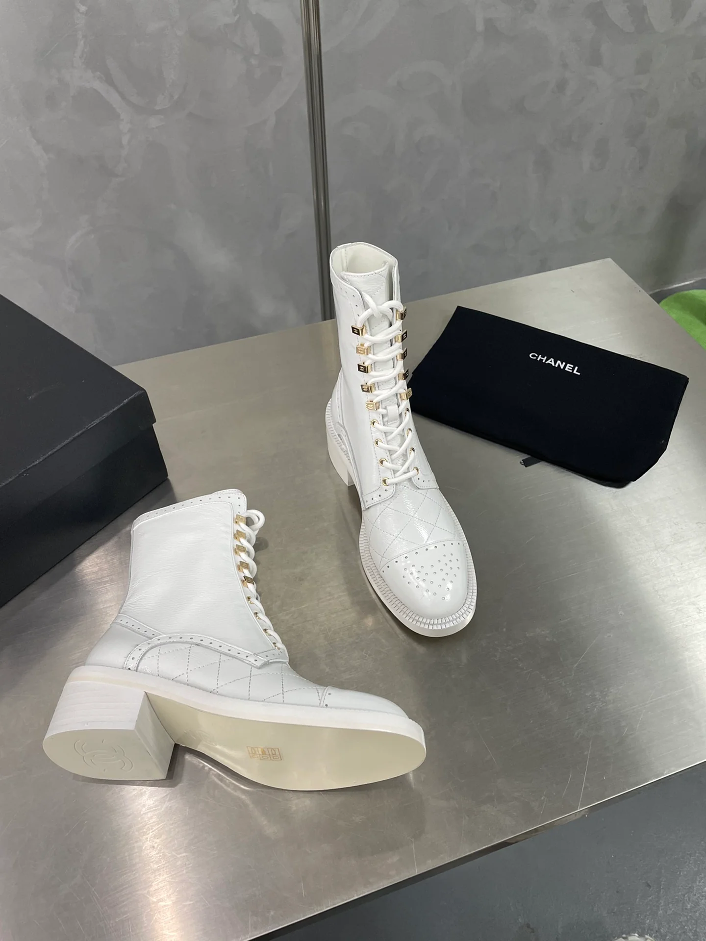 Chanel - Ботильоны на шнуровке на низком каблуке до середины икры - Белые