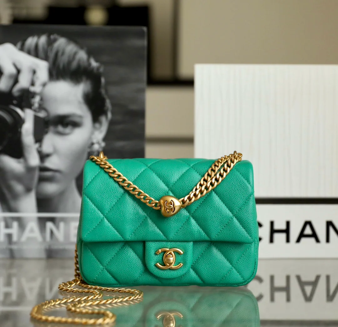 Новинка сезона весна/лето 2023 от Chanel - Сумка для тренировок в форме сердца - CF Bag - Маленький размер - Зеленый