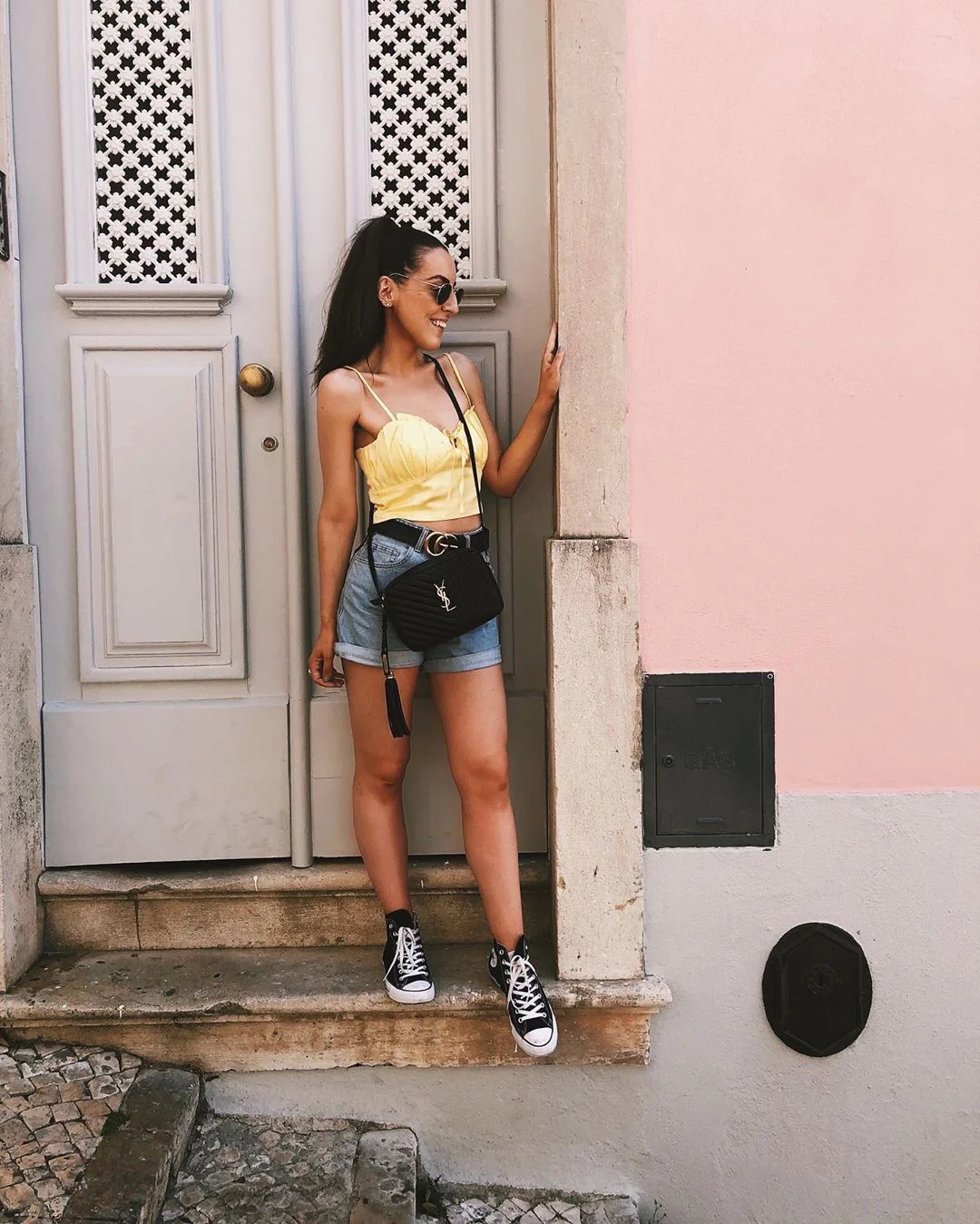 Фотосумка YSL Lou Bag — черная с серебристой фурнитурой.