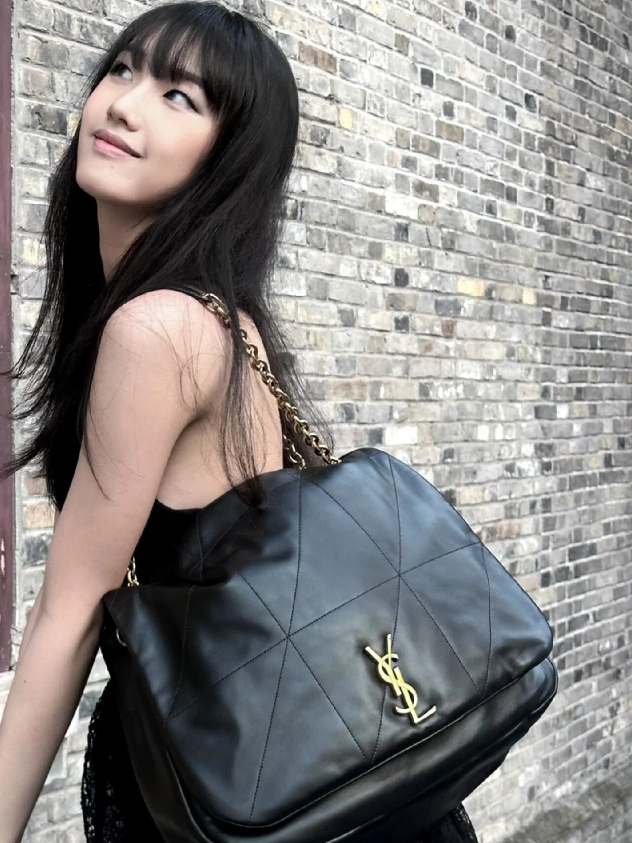 Сумка YSL из кожи ягненка наппа с двумя цепочками — в стиле Джейми — фотографии в одежде.