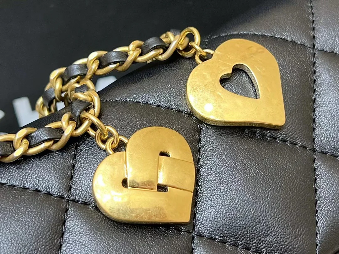 Новинка сезона осень/зима 2022 от Chanel - Сумка с подвеской в ??виде сердца на цепочке - Лимитированная серия - Черная