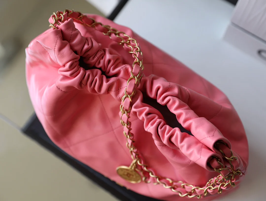 Сумка Chanel 22 - кораллово-красная