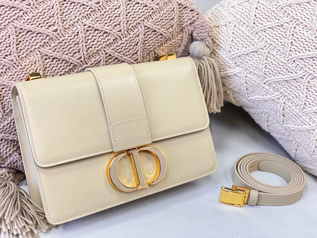 Часы Dior Montaigne серии 30, 24 см, телячья кожа с гладкой текстурой и эмалевой застежкой.