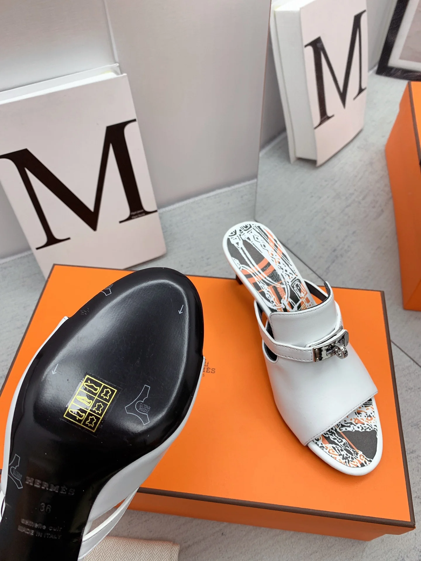 Новинка сезона осень/зима 2022 от Hermes - сандалии на высоком каблуке с открытым носком - 1