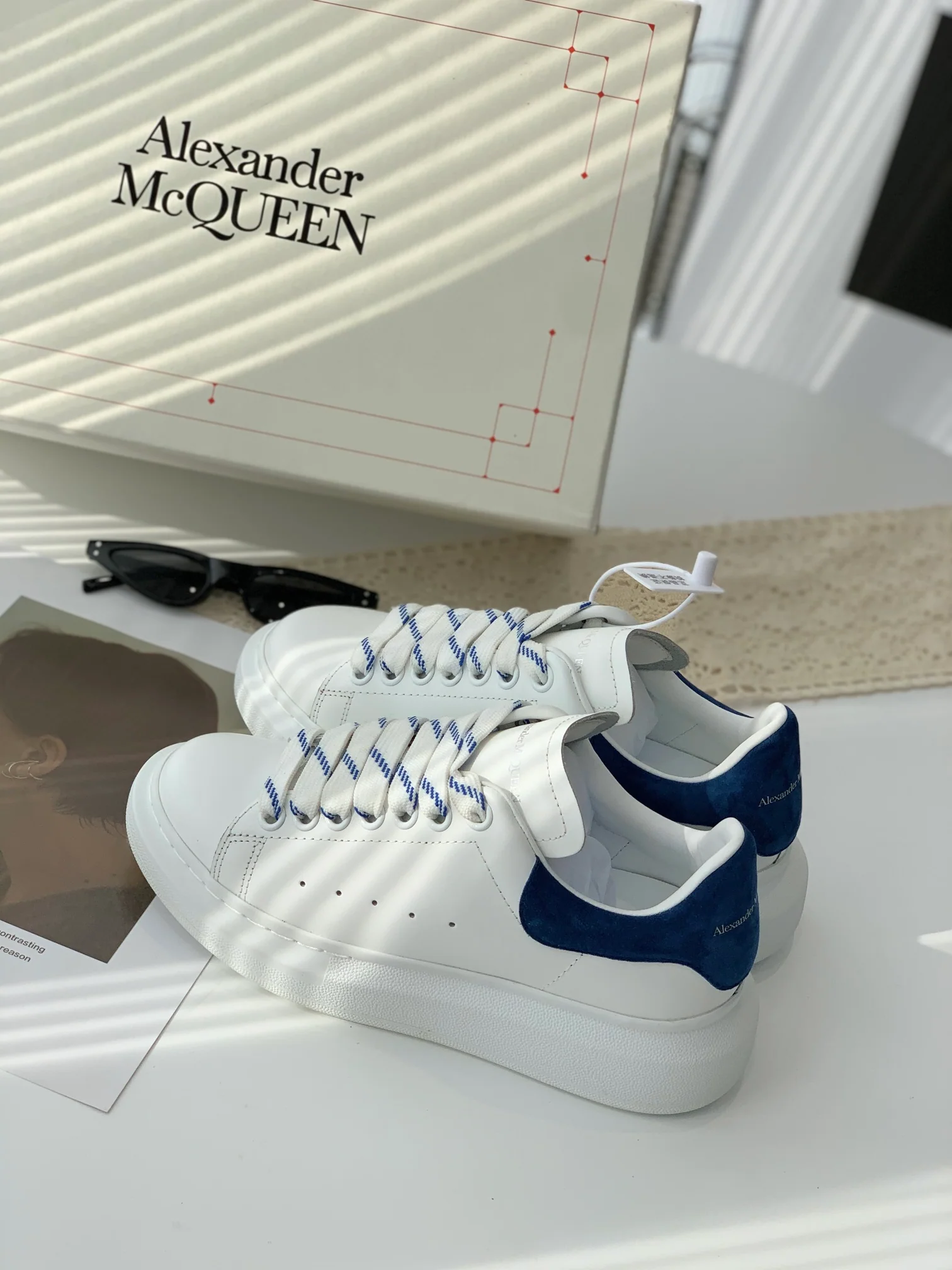 McQueen - Улучшенные классические белые кроссовки - Темно-синие