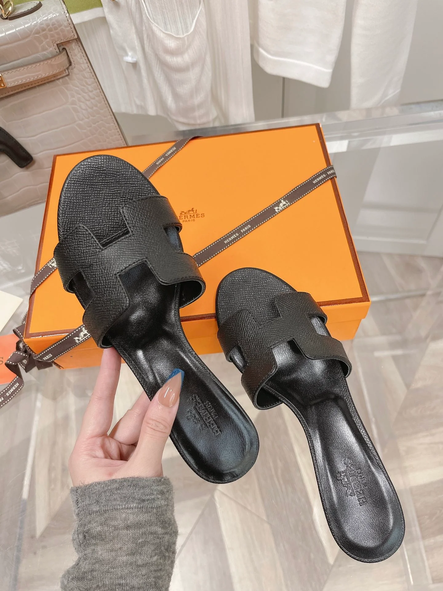 Новинка 2022 года от Hermes - Тапочки на низком каблуке с отпечатком руки - Черные