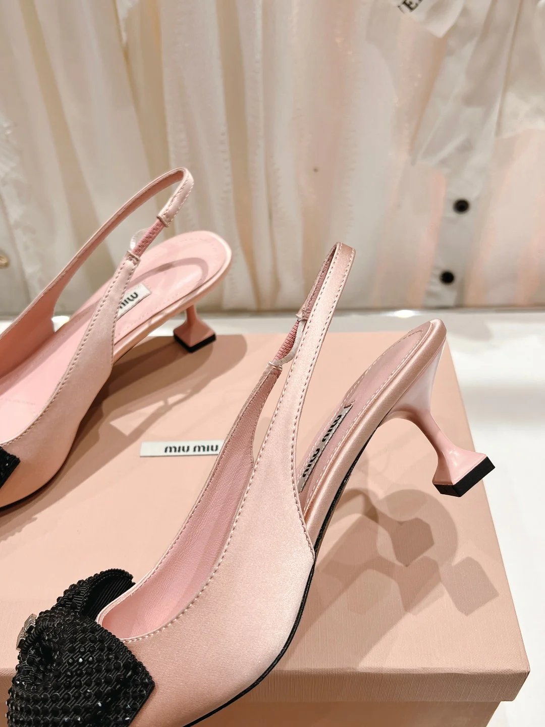 Новинка сезона весна/лето 2023 от Miu Miu - Босоножки на высоком каблуке с острым носком, украшенные стразами - высота 6 см - Розовые
