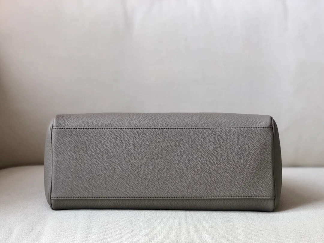 Сумка Celine Soft 16 из зернистой кожи средней толщины