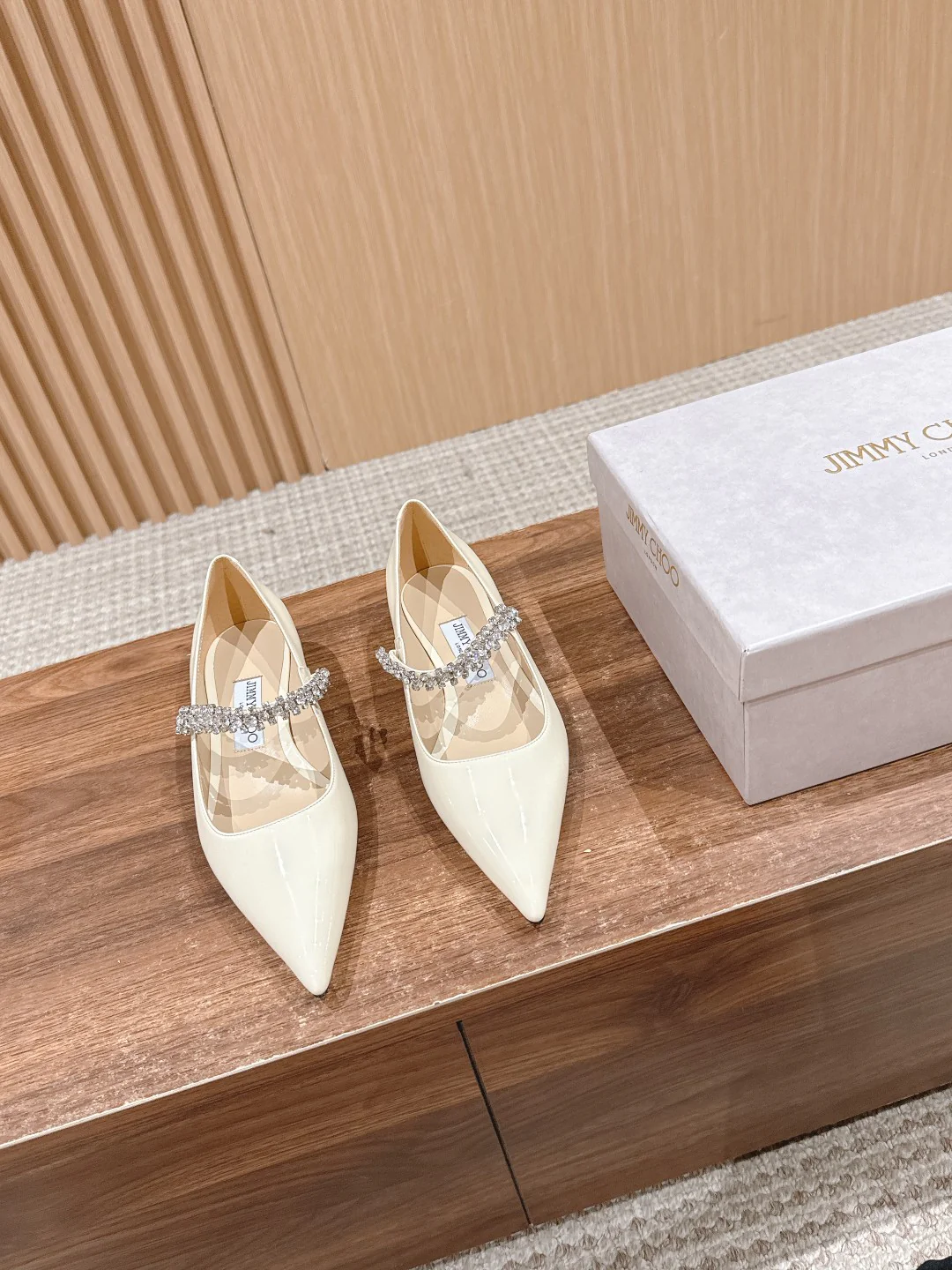 Туфли Jimmy Mary Jane с хрустальным колье на одной лямке — белые.