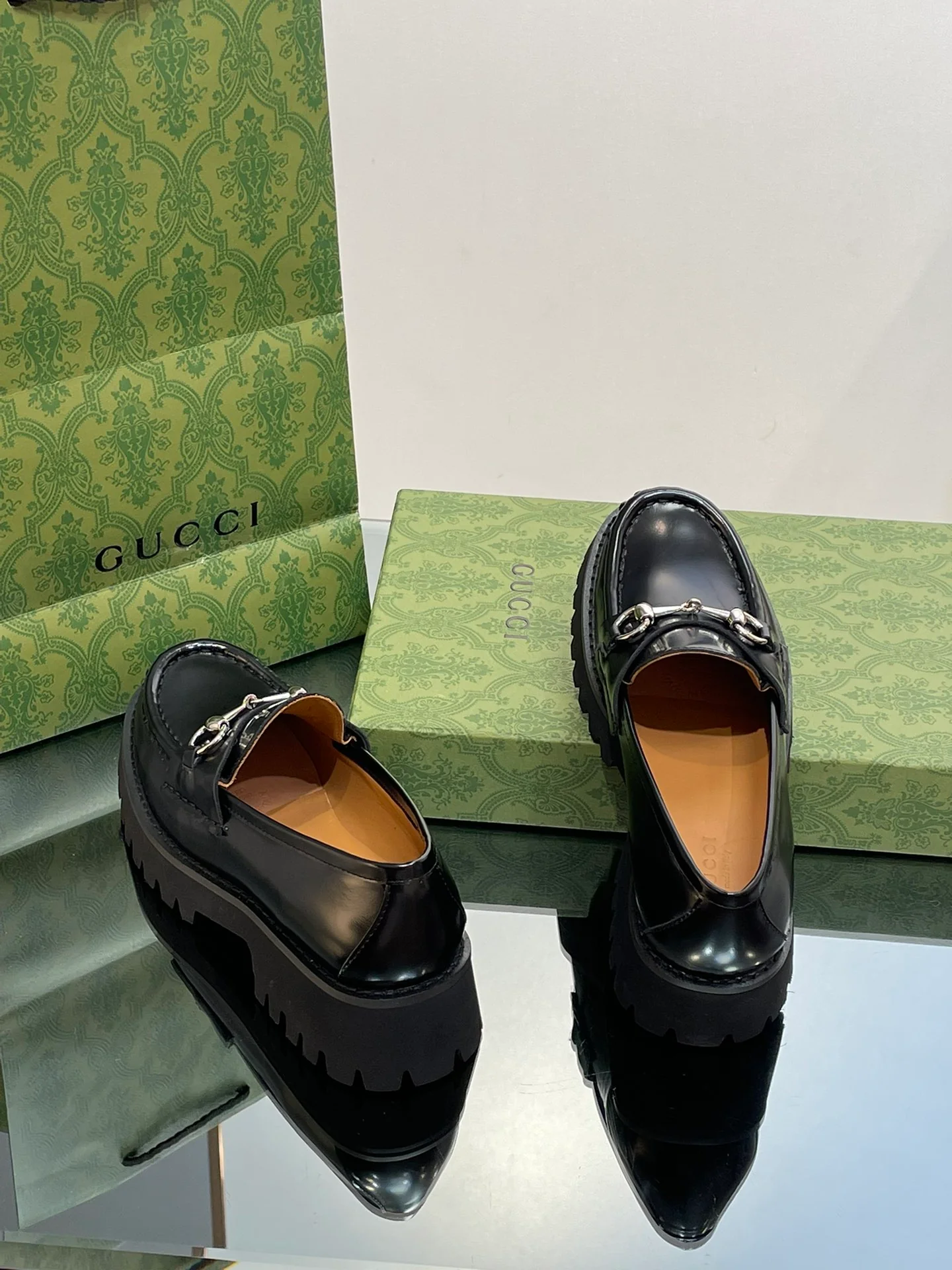 Лоферы Gucci 2024 на платформе с серебряной пряжкой и пряжкой в ??виде конской уздечки - черные