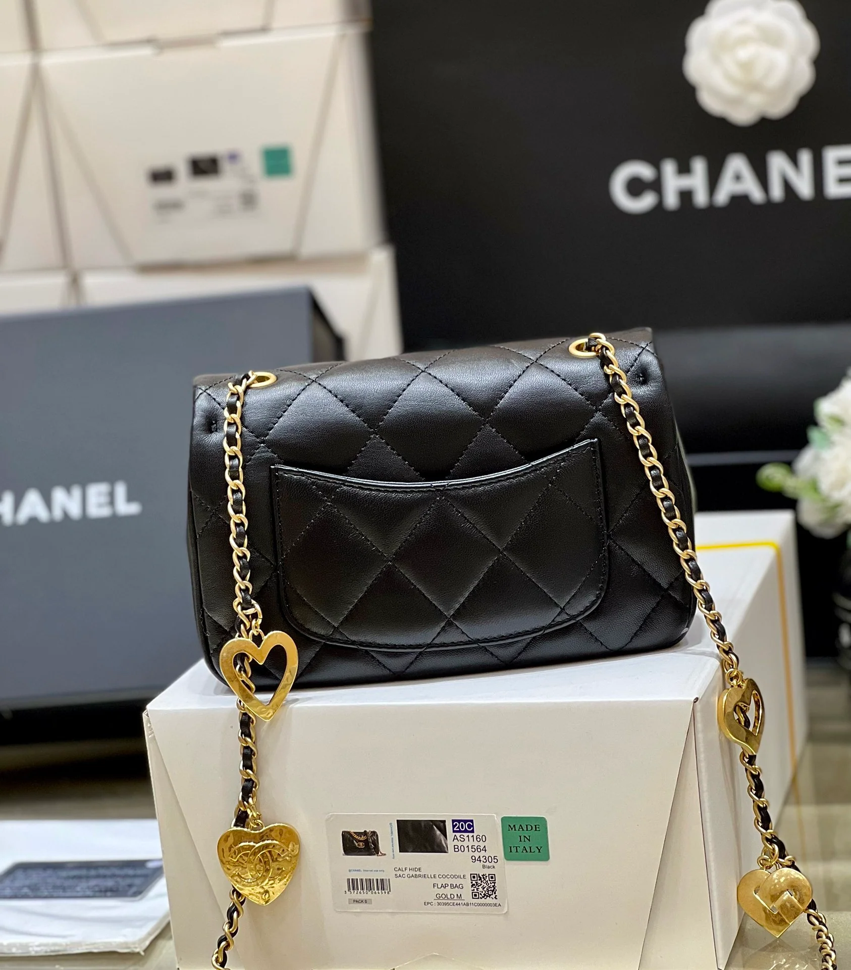 Новинка сезона осень/зима 2022 от Chanel - Сумка с подвеской в ??виде сердца на цепочке - Лимитированная серия - Черная