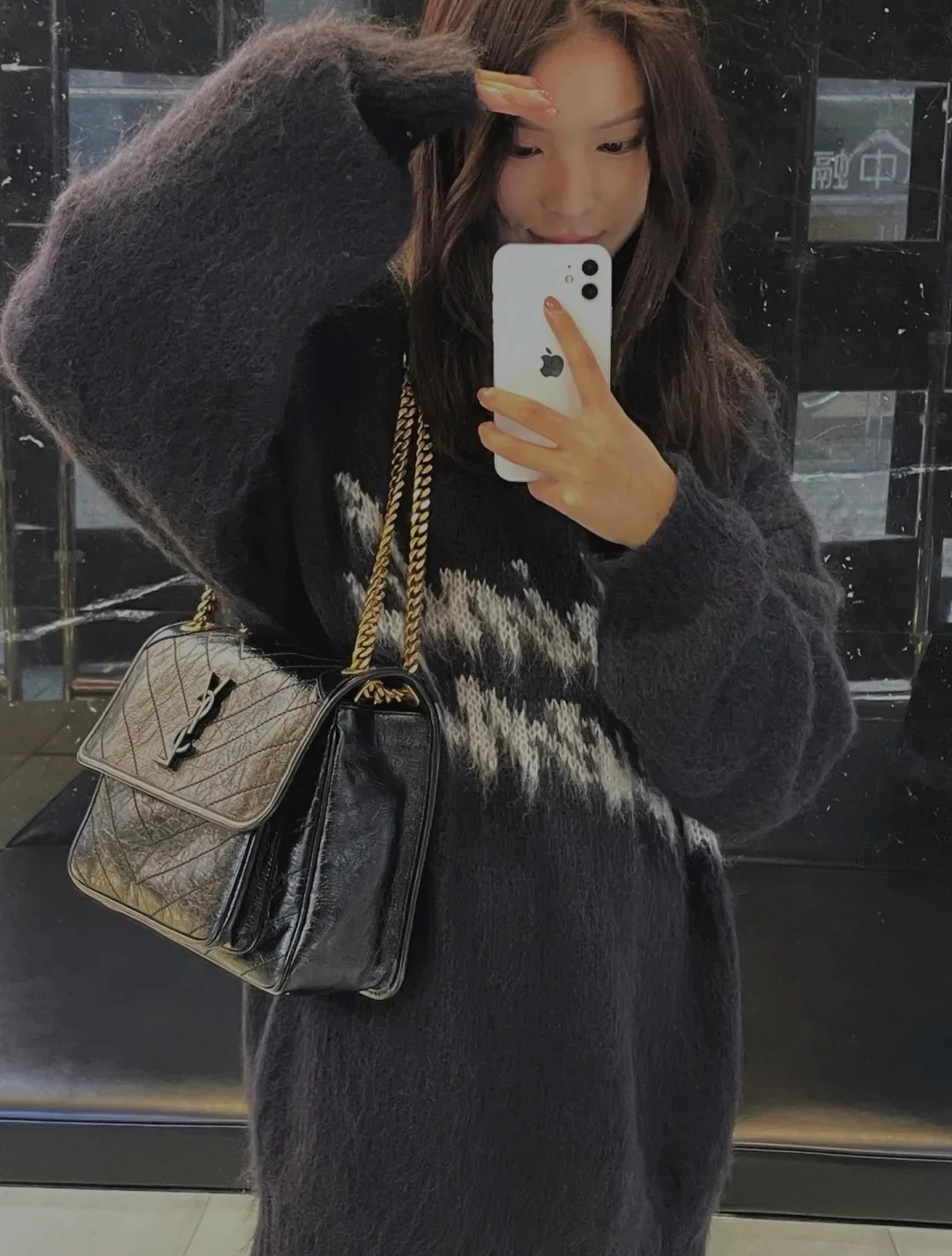 Часы YSL Niki Baby 28 см, кожаные, черные, с золотой цепочкой — на фото.