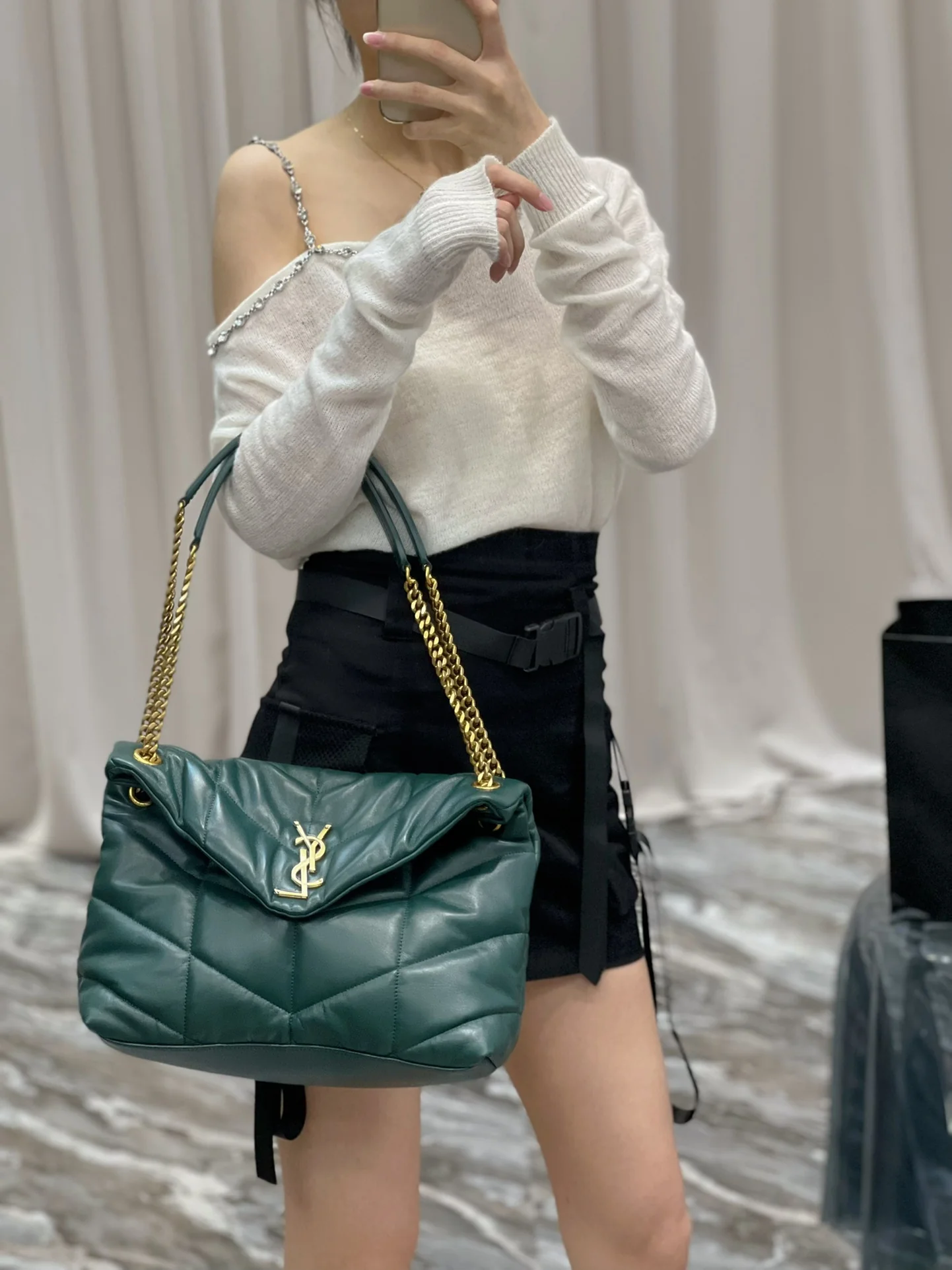 Стеганая сумка YSL из овечьей кожи — темно-зеленая с золотой фурнитурой — овечья кожа — 35 см — На фото: сумка в носке