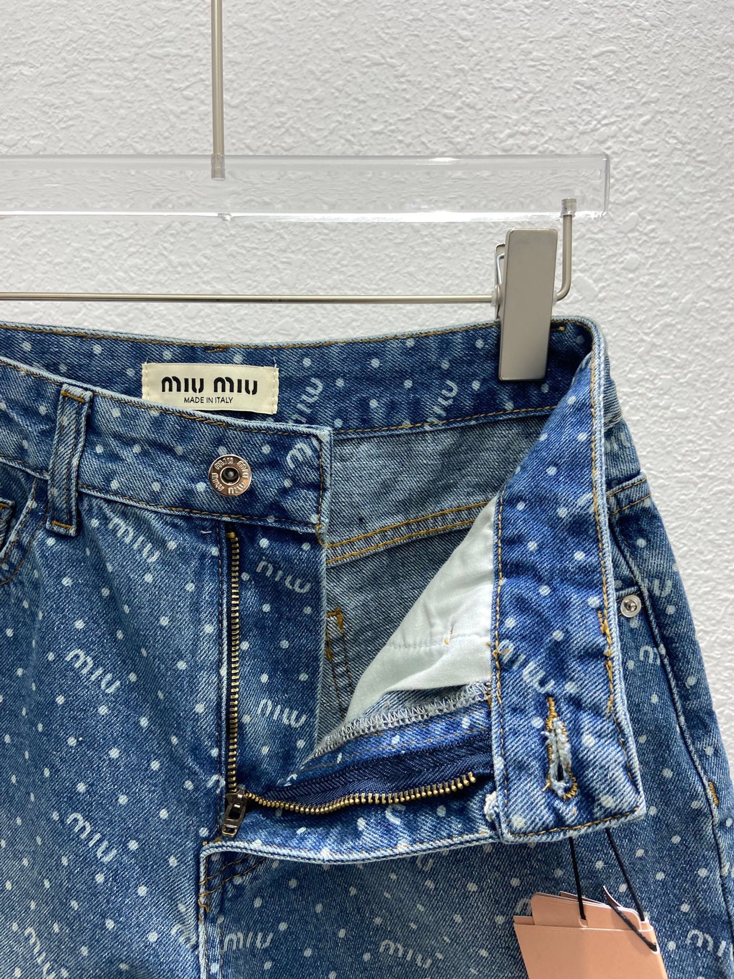 Джинсовые шорты Miu Miu-2404 с высокой талией, облегающего силуэта А-образной формы.