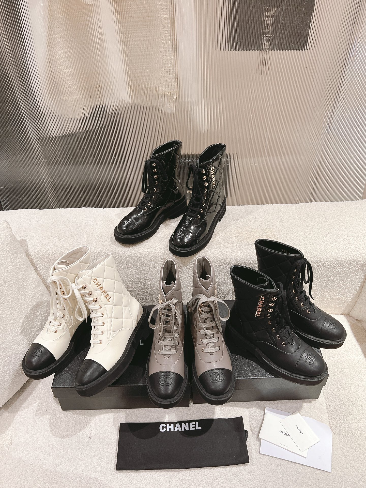 Ботильоны Chanel 2024 в клетку с цветовыми блоками - изображение из коллекции