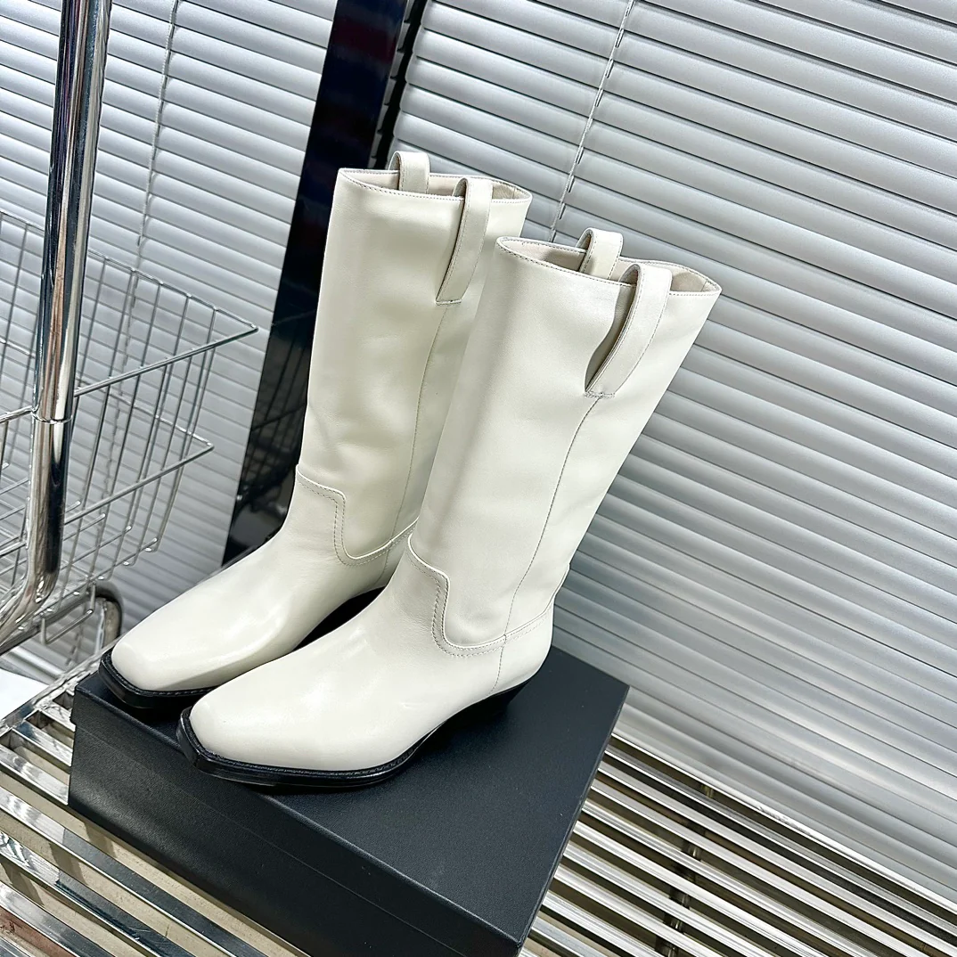 Новинка сезона осень/зима 2023 от Chanel - Мотоциклетные ботинки на низком каблуке - Белые