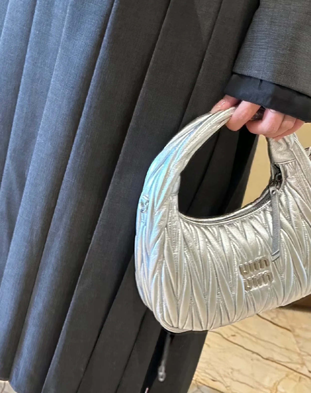 Сумка Miu Miu Wander — маленькая, из овечьей кожи — серебристая — Носите и делитесь