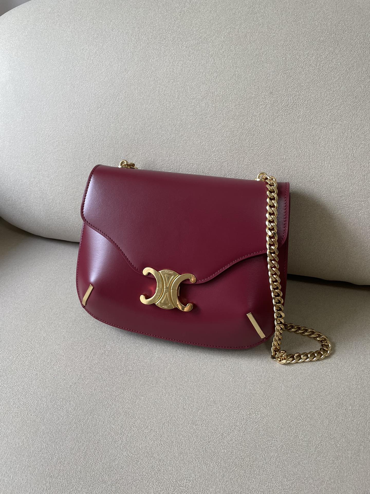 Коллекция Celine осень 2022 - Кожаная сумка Besace на цепочке - Темно-красная