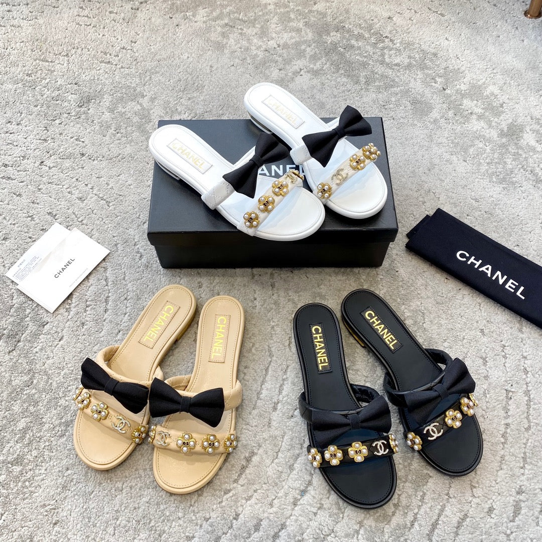 Новинка сезона весна/лето 2023 от Chanel - Тапочки с жемчужным бантом - Черные