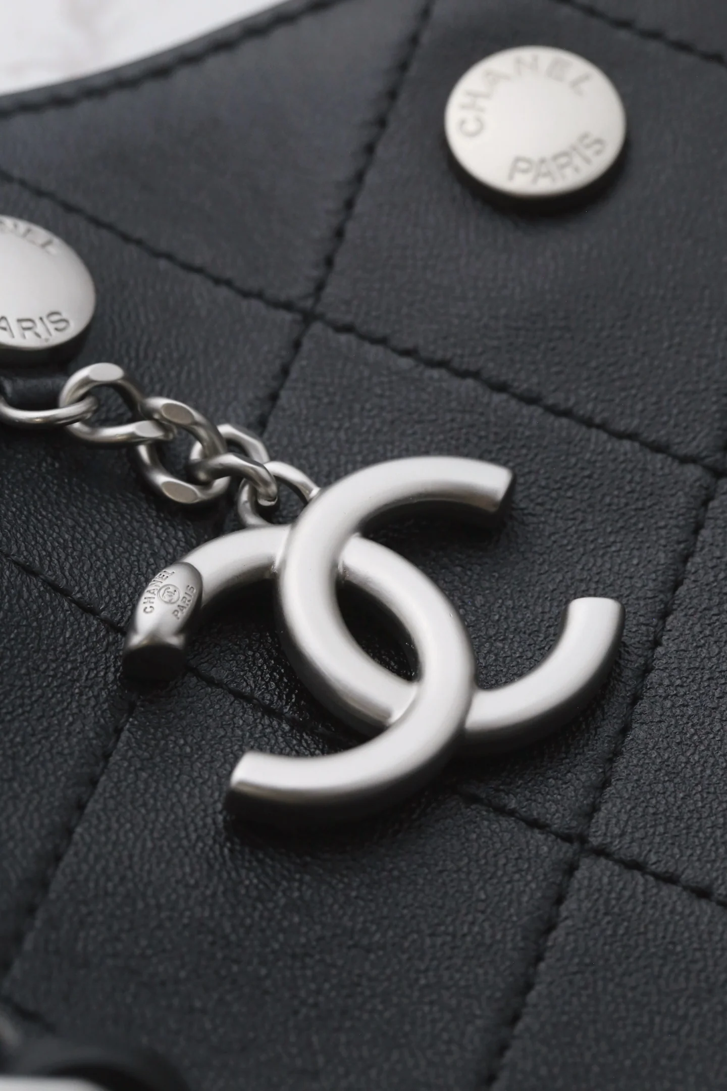 Сумка Chanel в стиле хиппи с золотой монетой 25 пенсов — черно-серебряная.