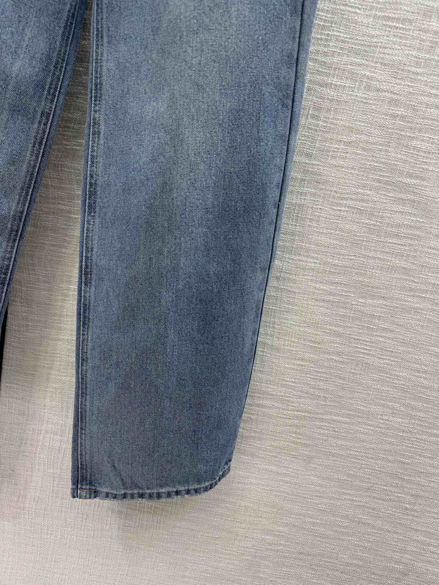 Джинсы Miu Miu 2404 с карманами и стразами, прямого кроя.