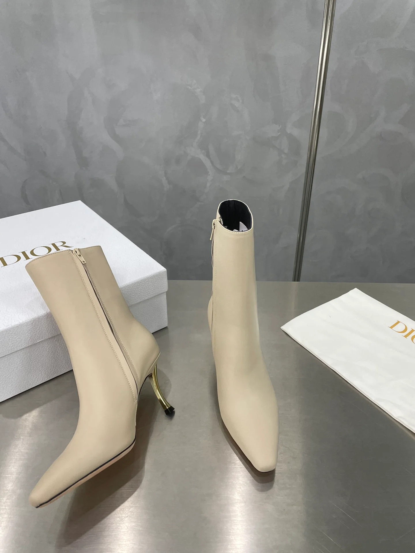 Dior - Кожаные ботильоны на высоком каблуке - Абрикосовый цвет