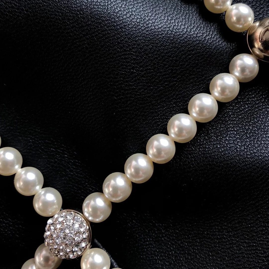 Сумка-ведро Chanel с жемчужным декором на завязках