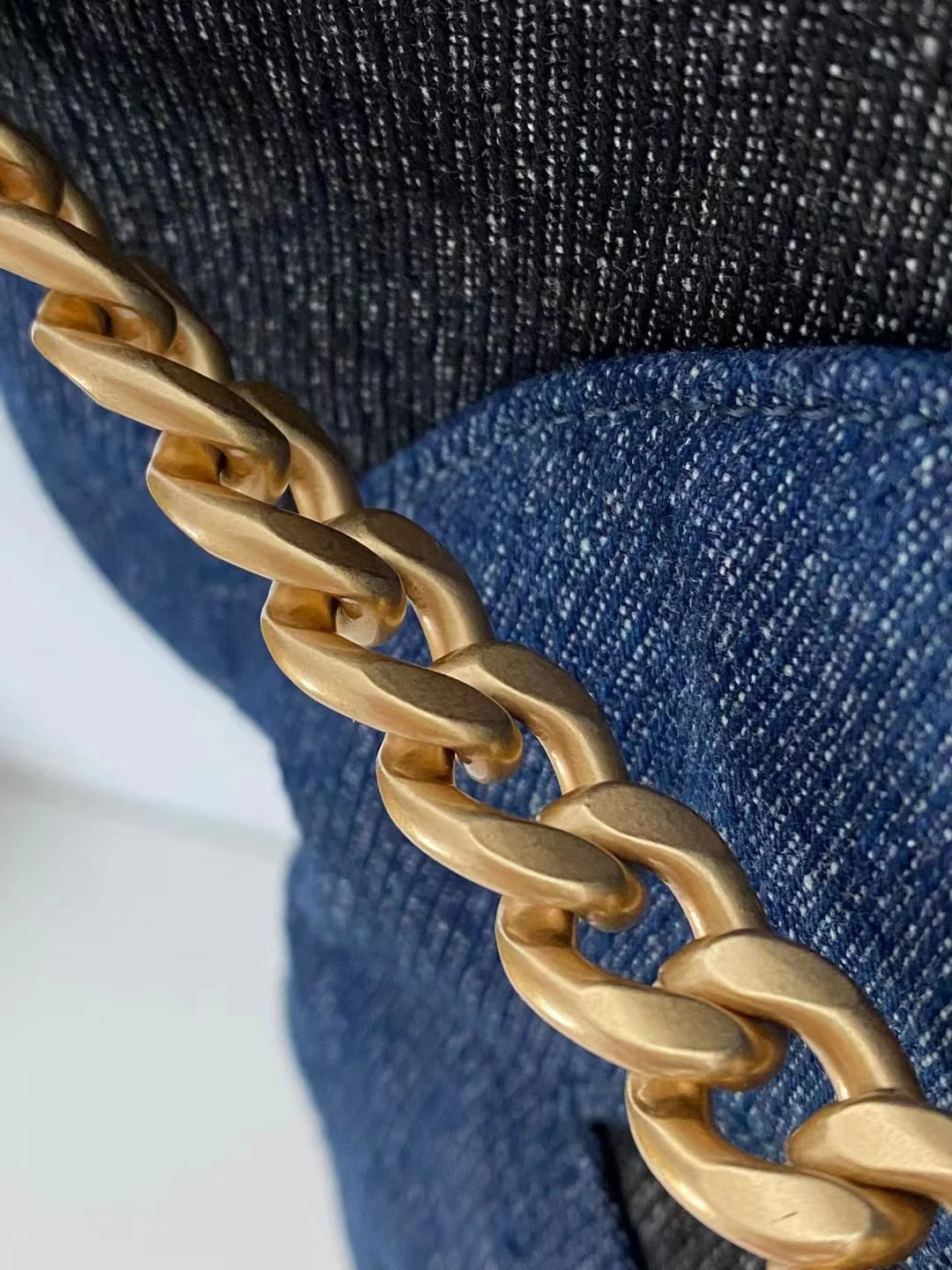 Коллекция Chanel Весна/Лето 2023 - Синяя джинсовая сумка-тоут - Синяя отделка с черным основанием