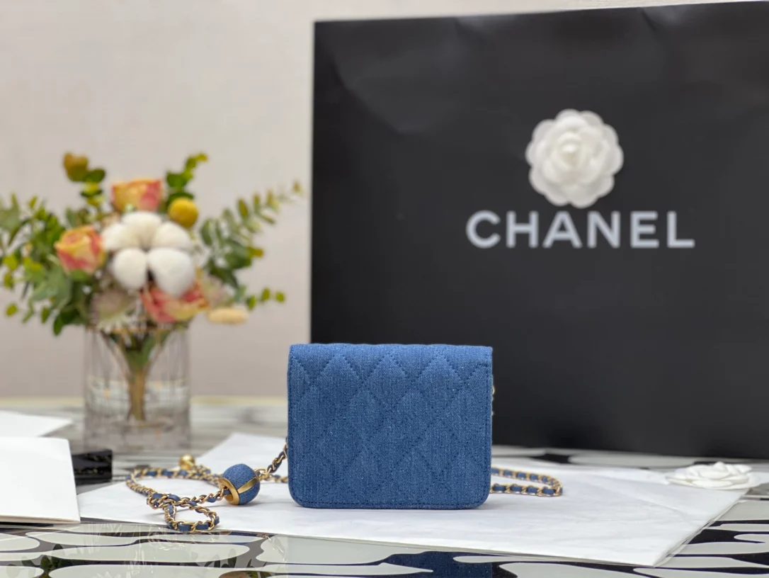 Держатель для карт Chanel на золотой цепочке с шариками - коллекция Denim.