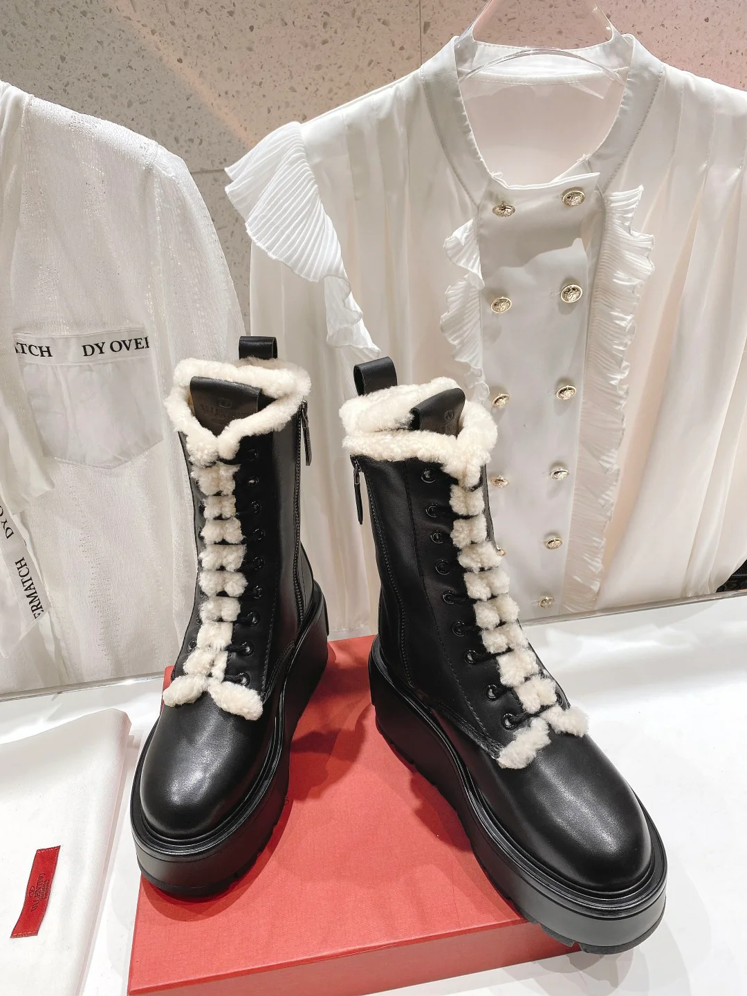 Ботильоны Valentino на платформе до середины икры с подкладкой из овчины — черные