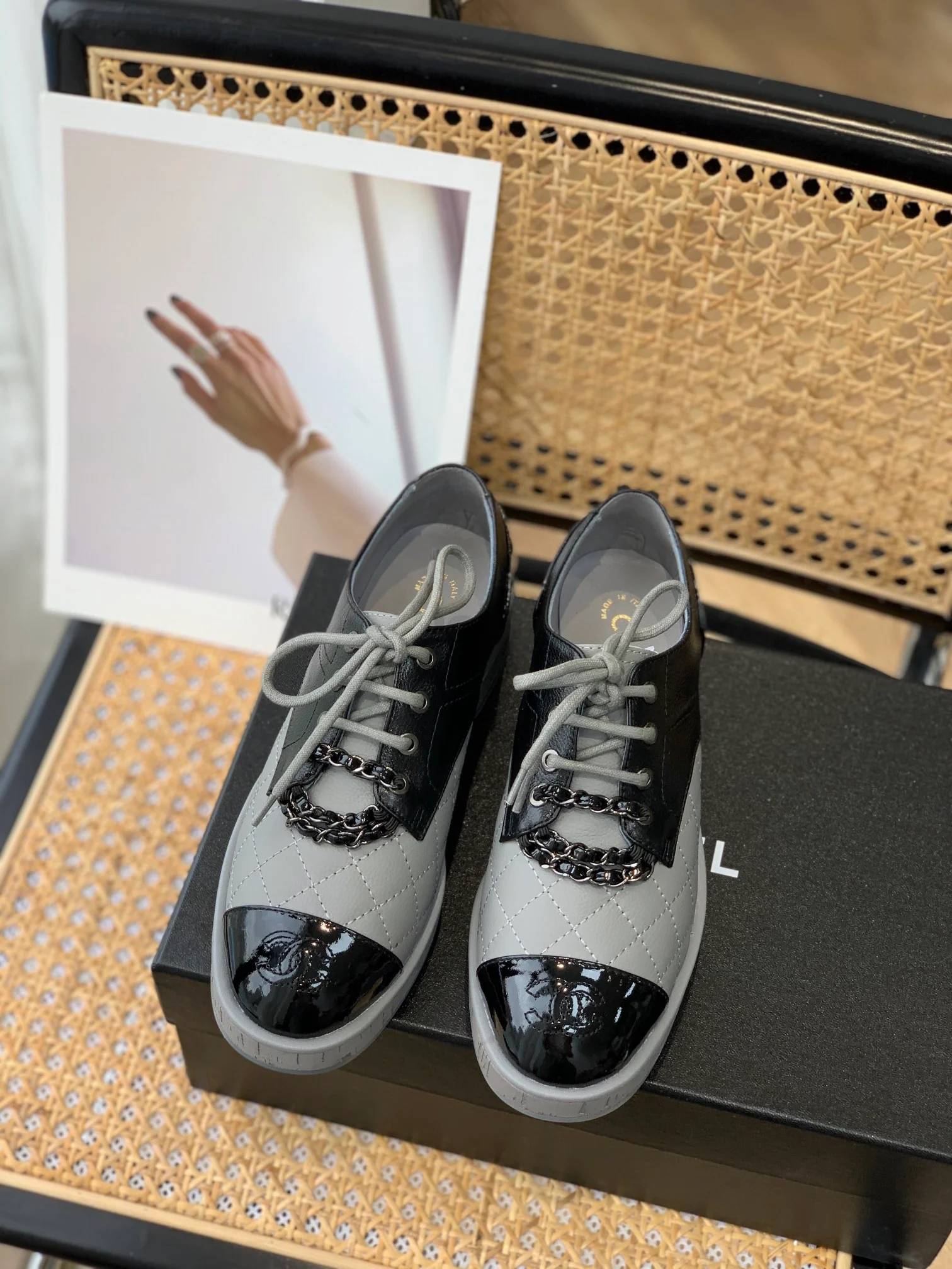 Классические стеганые туфли Chanel с цепочкой - серые