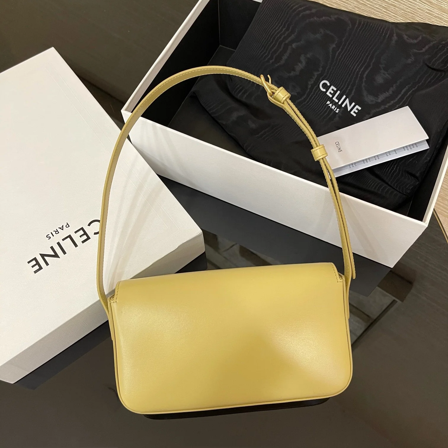 Кожаная сумка через плечо Celine Triomphe - желтая