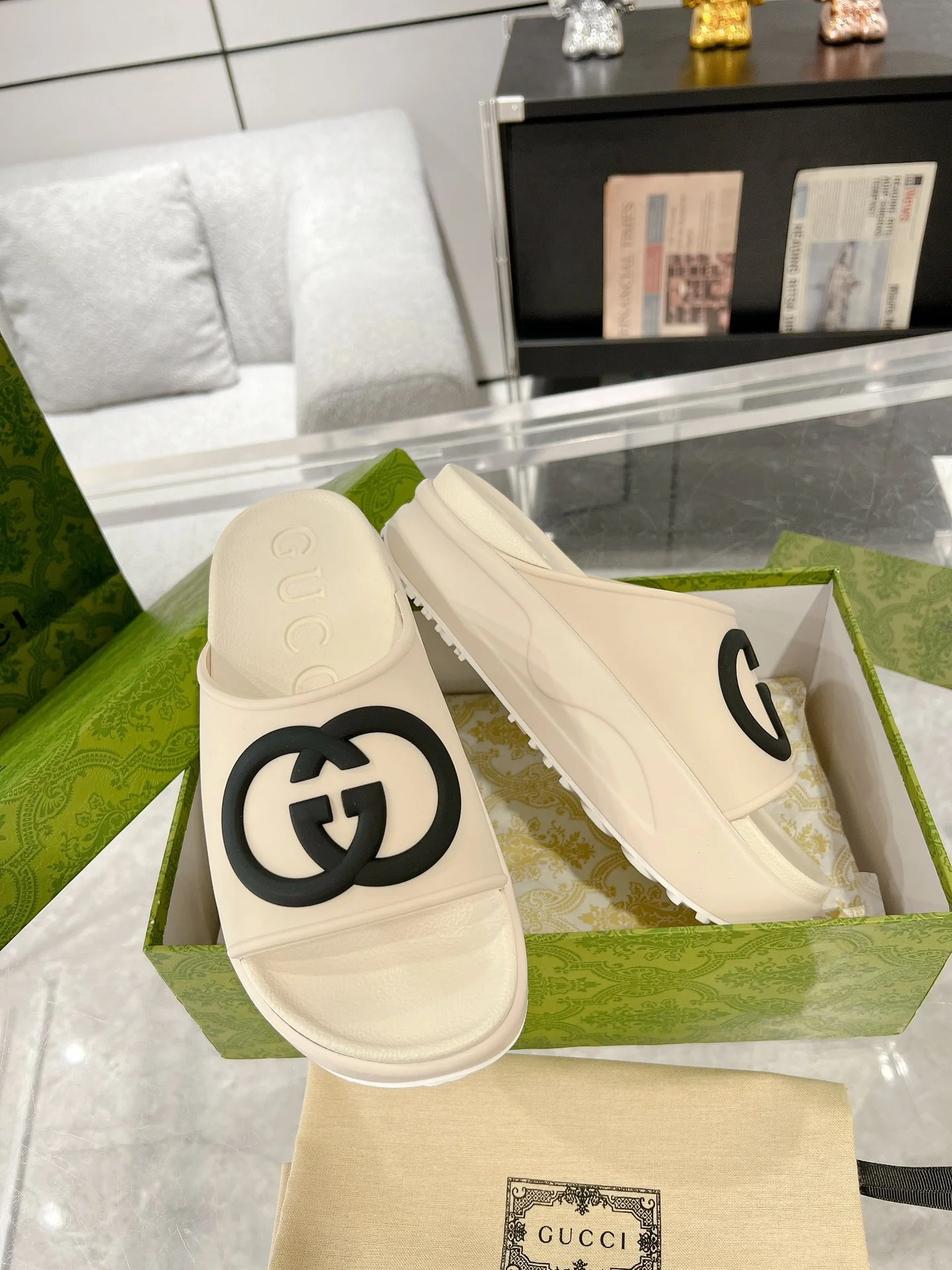 Новинка сезона весна/лето 2023 от Gucci - Пляжные сандалии на платформе - Унисекс - Бежевые