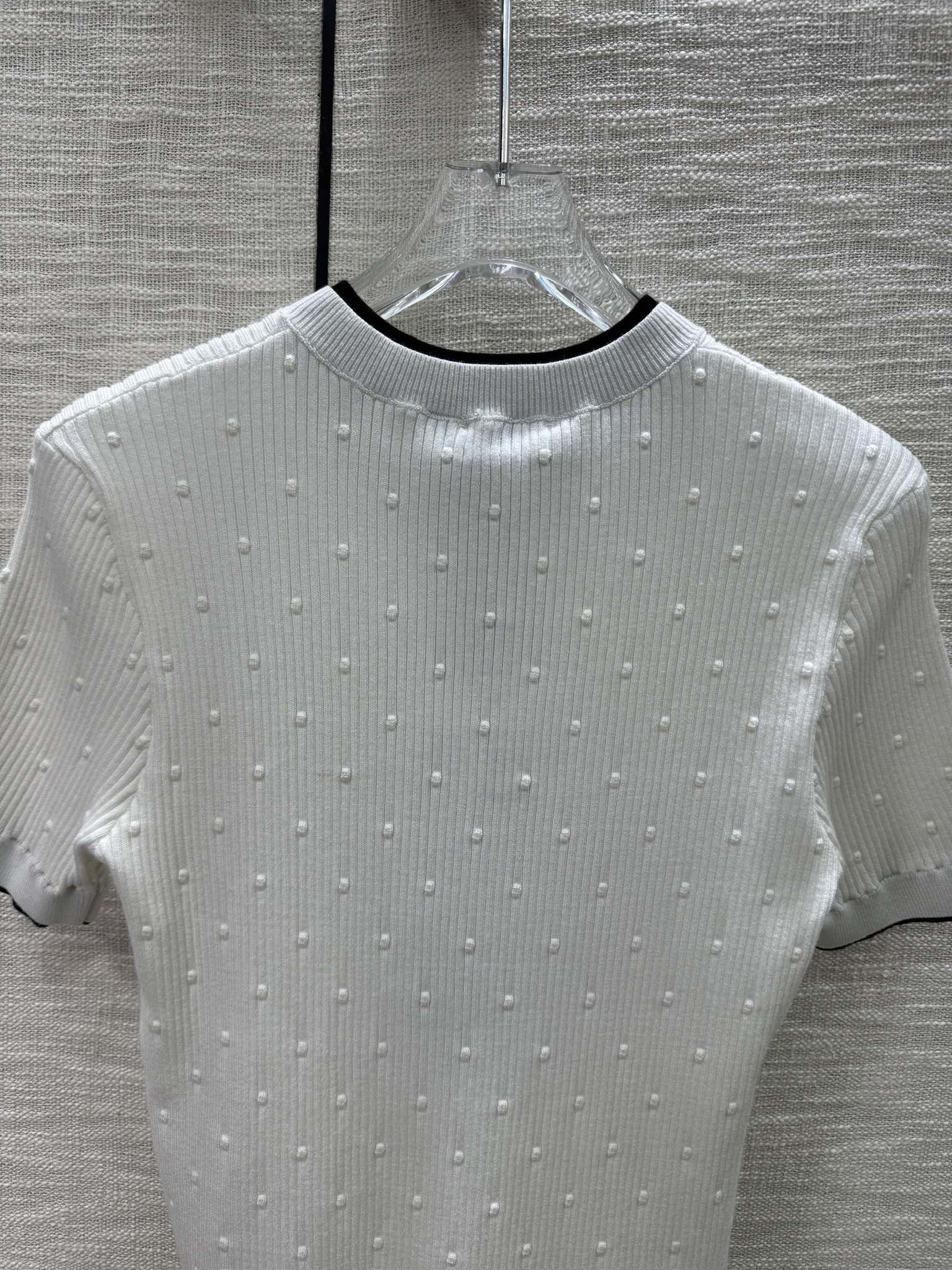 Chanel 2404 - Вязаный топ с короткими рукавами и круглым вырезом, частично открытый - Белый