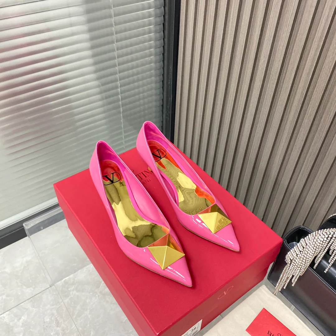 Новинка сезона осень/зима 2022 от Valentino - Туфли на низком каблуке с заклепками - Розовые