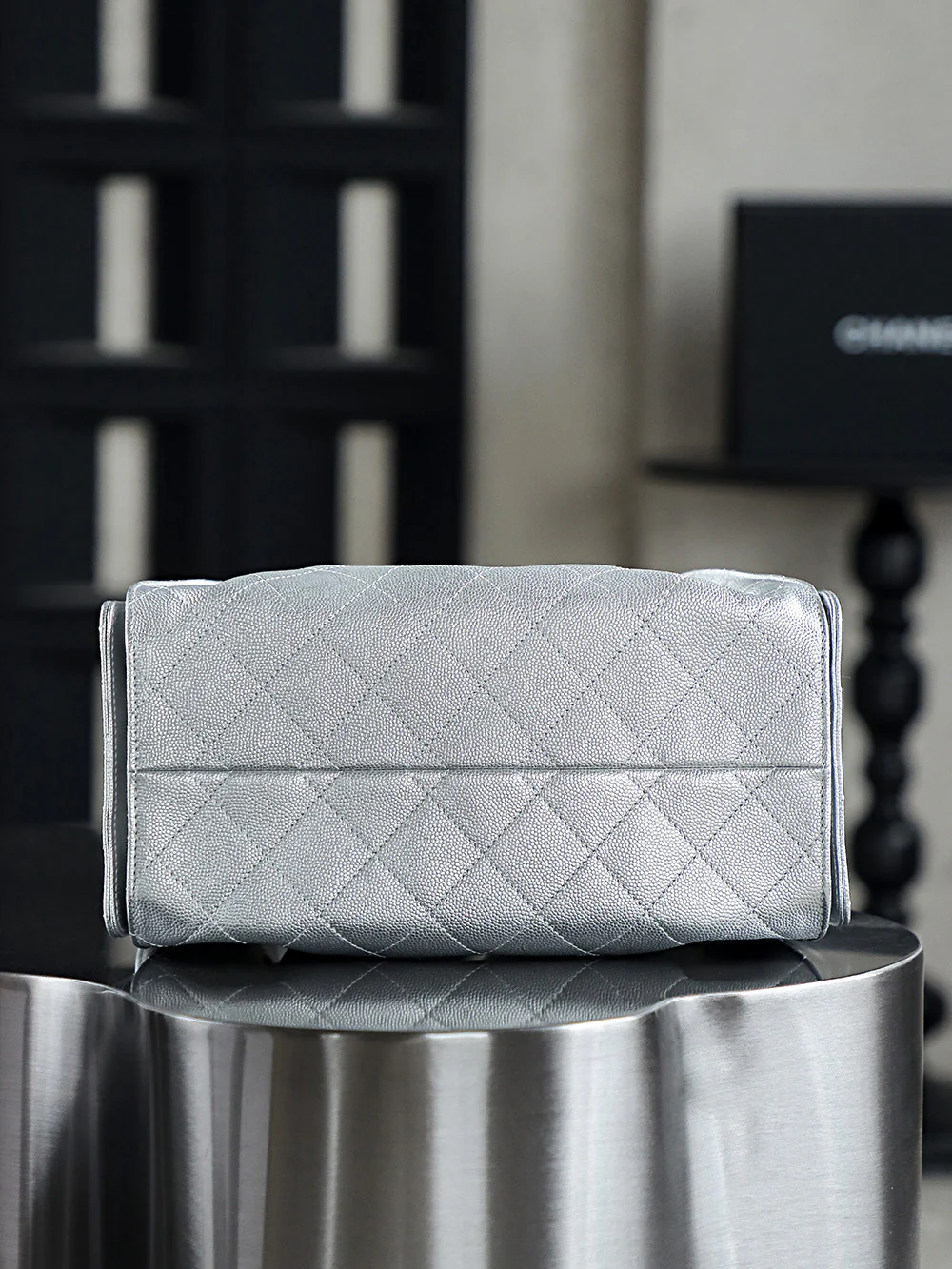 Сумка-хобо Chanel 25c Hippie, серебристая, маленькая, с золотой пряжкой.