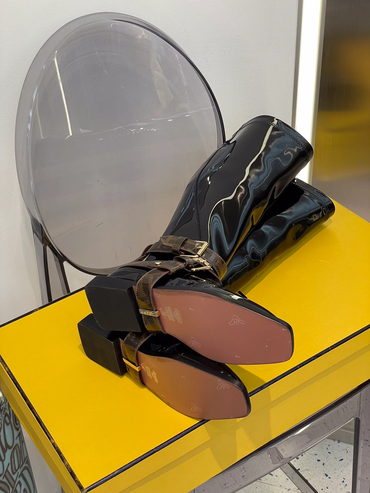 Fendi - Лакированные сапоги до колена в британском стиле с лоскутным дизайном - Черные