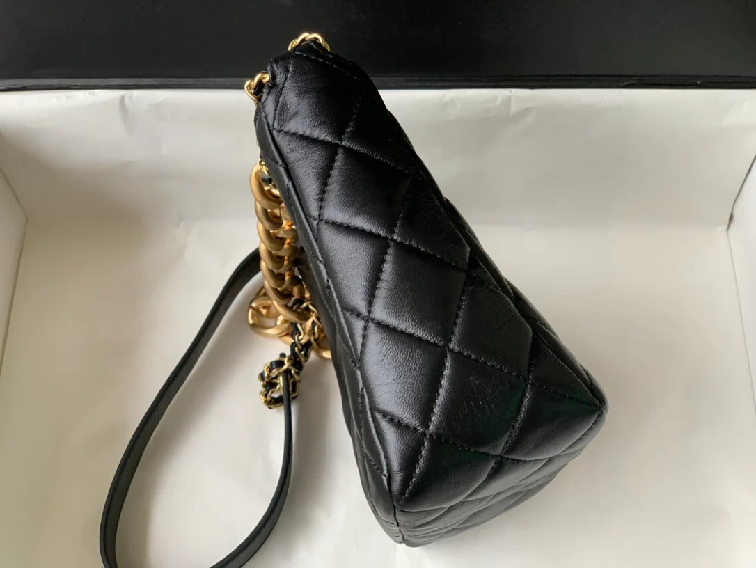 Коллекция Chanel Весна/Лето 2022 - Сумка-хобо - Маленькая