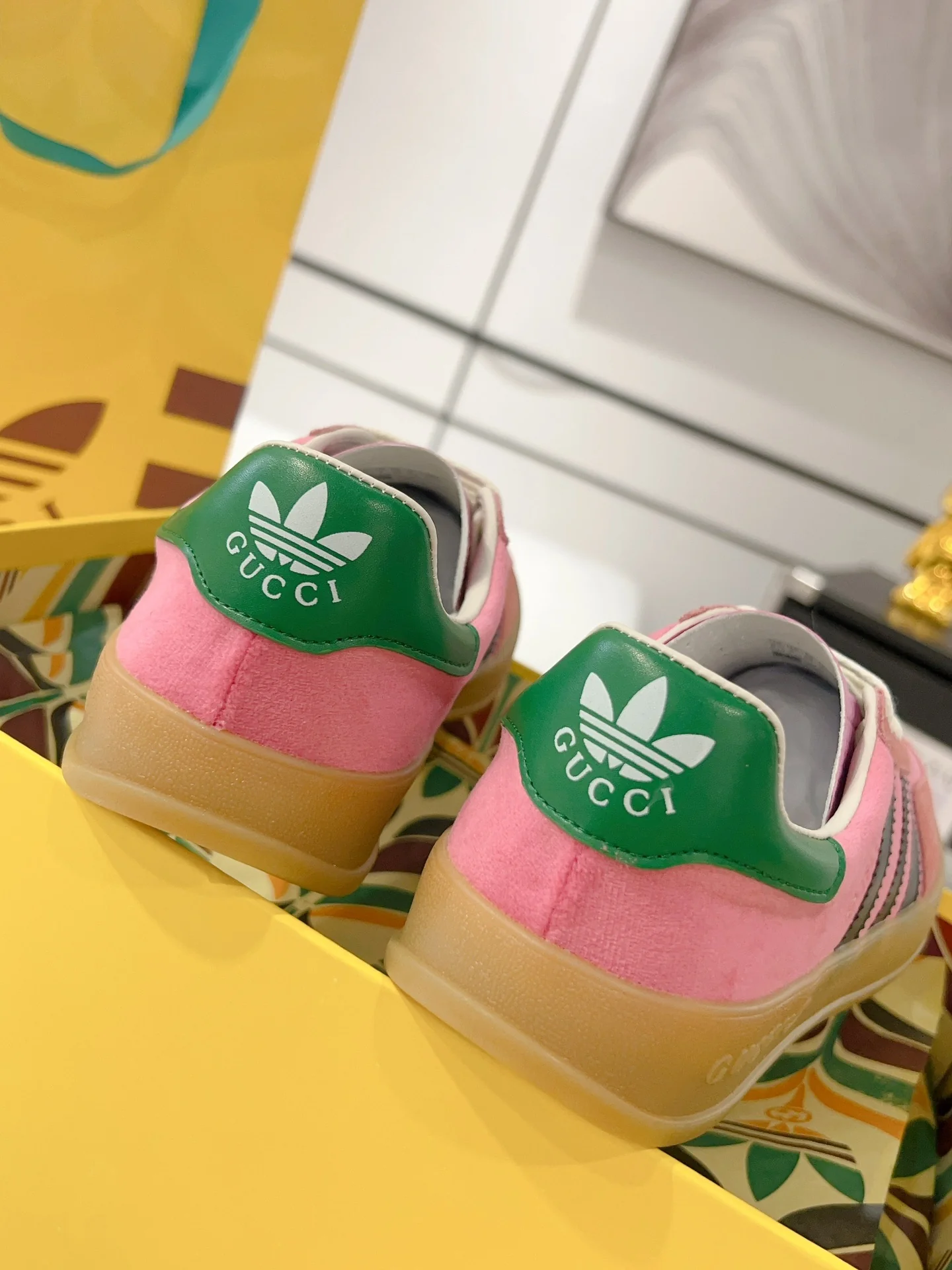 Новинка сезона осень/зима 2023 от Gucci - Коллаборация - Немецкие кроссовки для тренировок - Розовый