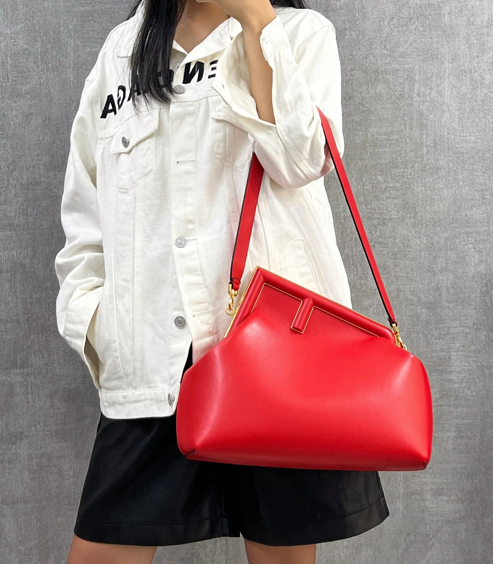 Средняя красная кожаная сумка Fendi First